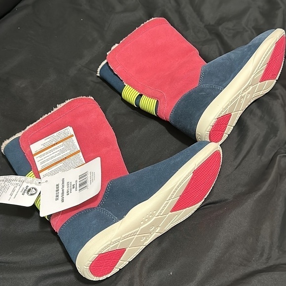 Women’s Crocs Adela Foldover Fuzz Bootie - Picture 3 of 6